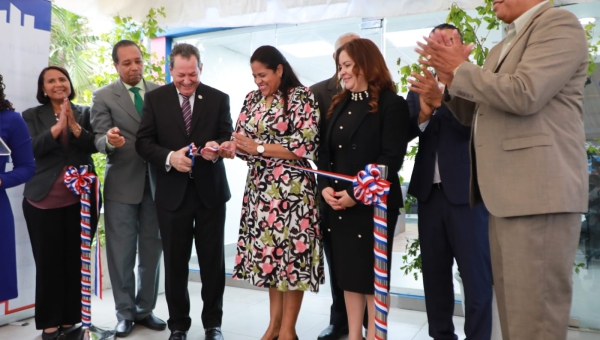 Director Peralta inaugura nuevo edificio Promipyme